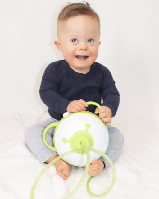 Ein kleiner lächelnder Junge hält den Nosiboo Pro elektrischen Baby Nasensauger in den Händen 